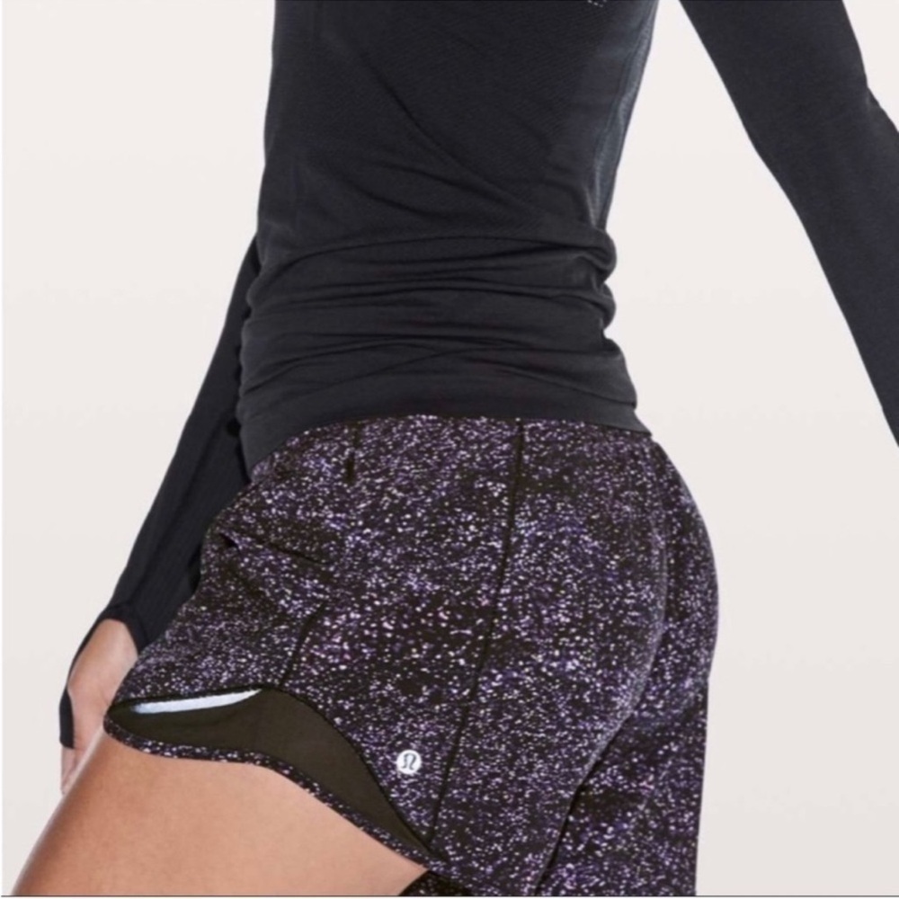 Lululemon Hotty Hot Short II Long 4" in Color Crystalline Multi / Black size 4